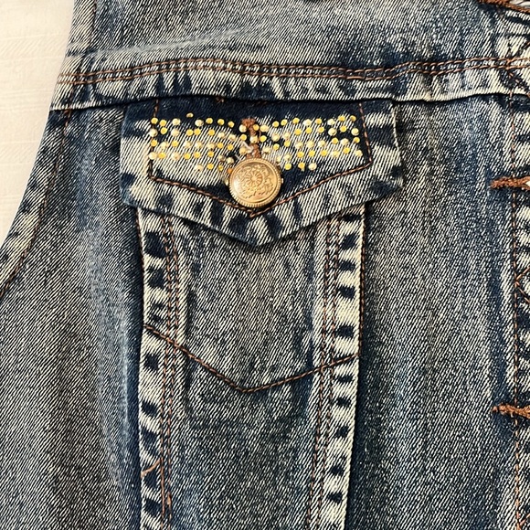 Sleeveless embellished denim vest jacket - Picture 2 of 11